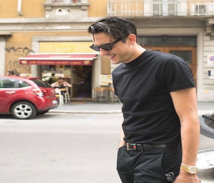 ̷͡︽.　· Își înalță mâinile la nivelul capului în urma atenționării blondei. „Te las să ții rigla - time to go cruising down the 8th