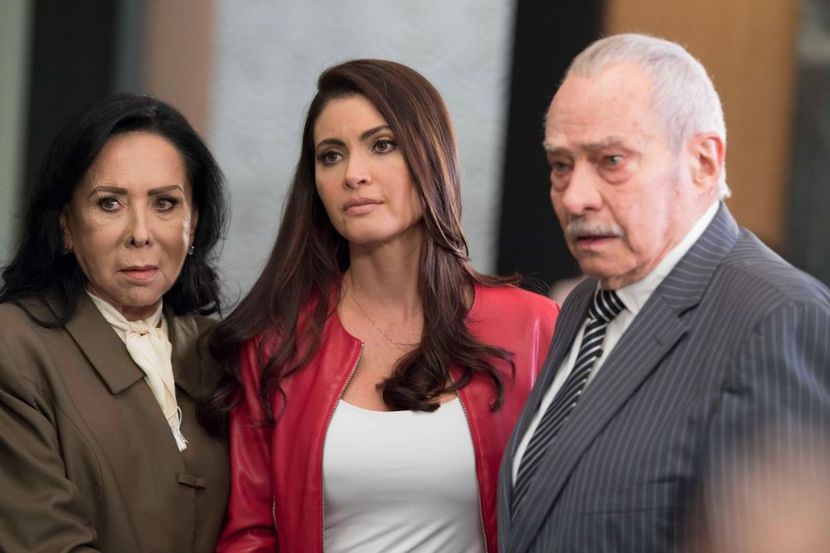 Cristina y sus padres - Por amar sin ley