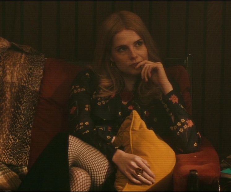 ⌮˒♥˓ Iṇ꒒ục̣y’s⋅⁽ẅöṛdṡ⁾... 　‰ː Se aşeză cu un aer obosit şi-şi aduse un picior sub ea. Glicinele ce - Tokyo the 9th place to disembark