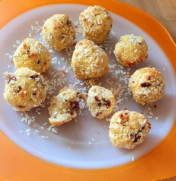  - Bomboane cu stafide si cocos la cuptor