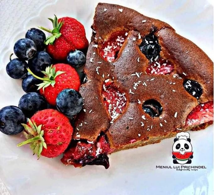  - Tarta cu banane capsune afine si mix de nuci