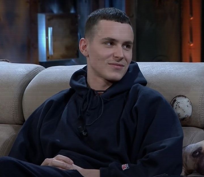 ☼.:｡☽; care-l mișca. În față, urmărea pansiv dansul unei lebede în apă; dar îi rupse - Tokyo the 9th place to disembark