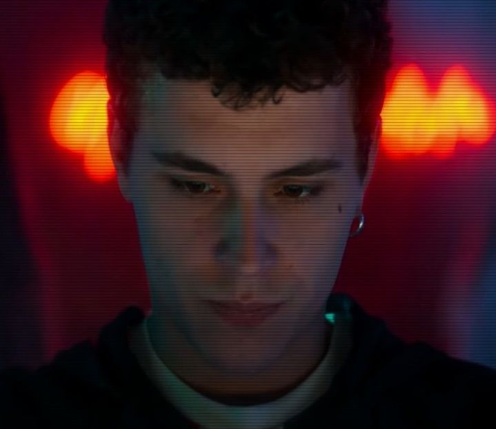 ☼.:｡☽;  îngălbeni. Îi tremură puțin buza, dar o prinse cu dinții. Ochii erau decăzuți; - Tokyo the 9th place to disembark