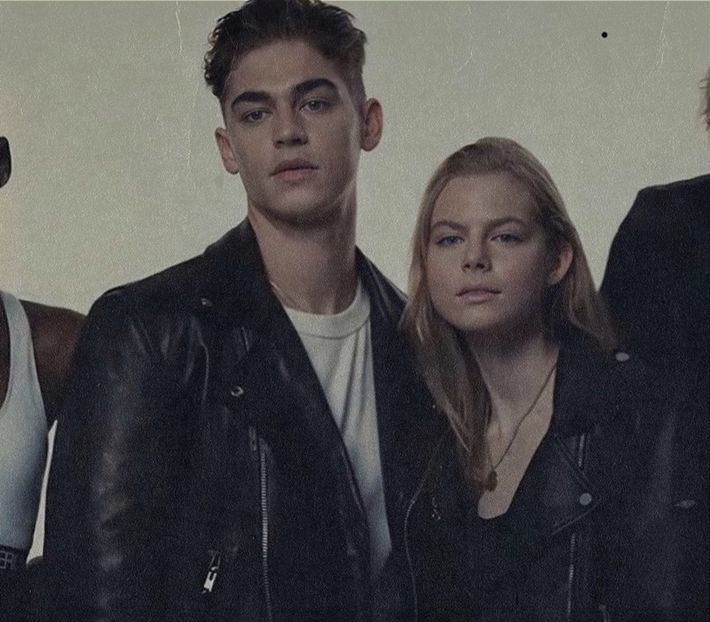 থৣĦғᴛ؟ℬᵉ̶̶ᵃ̶̶ᵘ̶̶ℛᵉ̶ᵍ̶ᵃ̶ʳ̶ᵈ͠ ༈٫ aplecau peste boltă îi dădeau impresia de oranj strălucitor. - Tokyo the 9th place to disembark