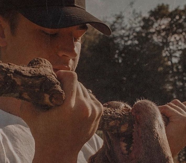 থৣĦғᴛ؟ℬᵉ̶̶ᵃ̶̶ᵘ̶̶ℛᵉ̶ᵍ̶ᵃ̶ʳ̶ᵈ͠ ༈٫ El își ridică surprins sprâncenele. Glasul, întreaga făptură a fetei - Tokyo the 9th place to disembark