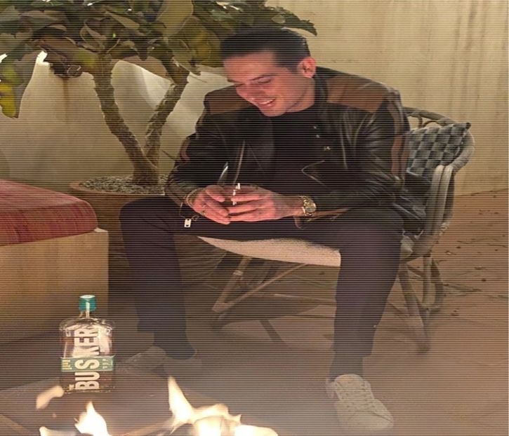 ̷͡︽.　· baza gâtului, strângându-l sporadic în timp ce-i răspunde. „Critice spui, frate? Să fiu - Tokyo the 9th place to disembark