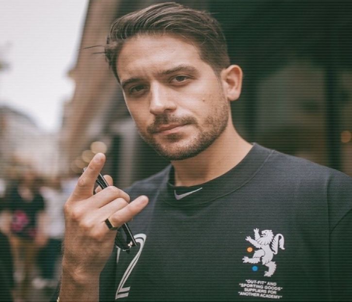 ̷͡︽.　· Pufnește de câteva ori printre nări amuzat, cât îi privește degetele fugind armonios și - Tokyo the 9th place to disembark