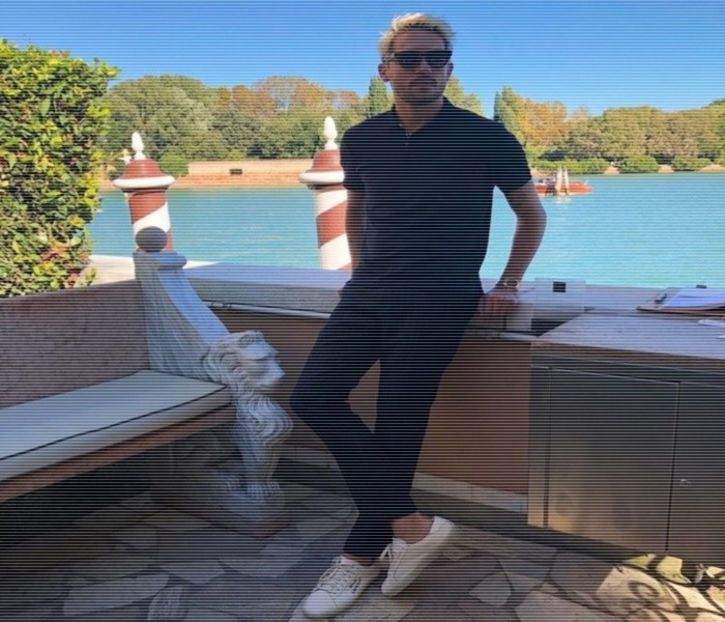 ̷͡︽.　· Își umezește spațiul între degetul mare și arătător cu lămâie, presărând sare deasupra, - Tokyo the 9th place to disembark