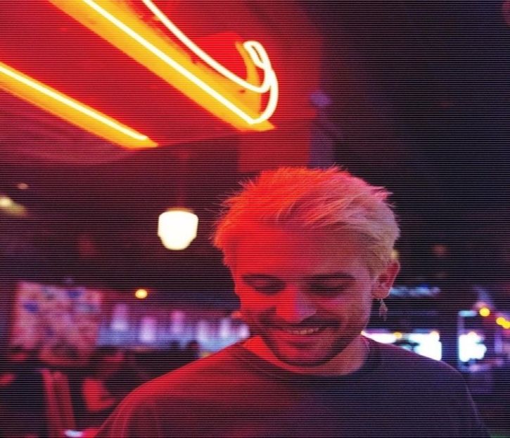 ̷͡︽.　· se întrerupe și-și ridică privirea, pentru a sesiza insinuarea. Își presează buzele între - Tokyo the 9th place to disembark