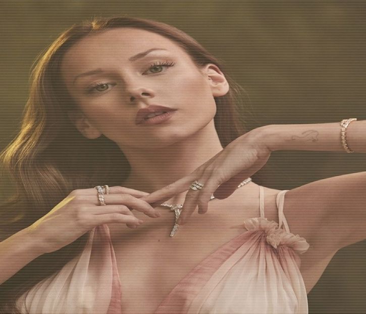 ╰　·• Bate din picior, impacientă. Barmanul nici că putea să fie mai lent de atât. Bine, okay, - Tokyo the 9th place to disembark