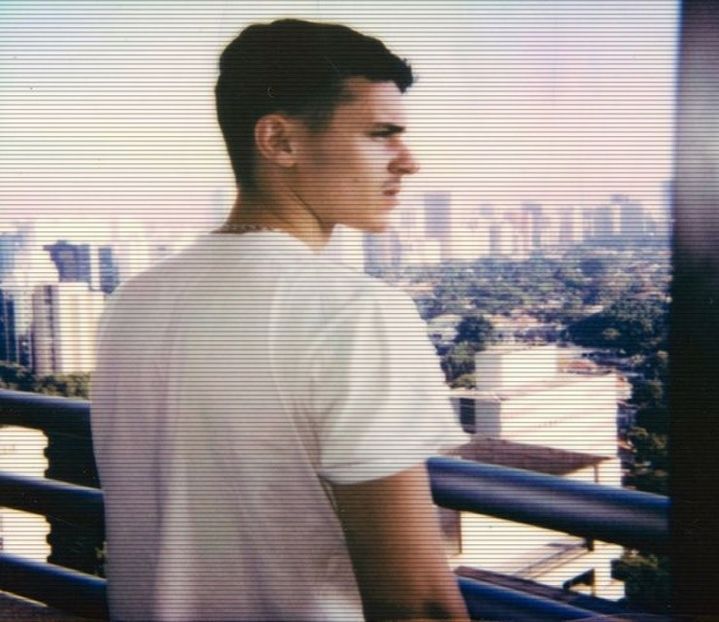 ☼.:｡☽; Spatele îi era învăluit de o cădere galbenă, legănată ușor de murmurul lin - Tokyo the 9th place to disembark