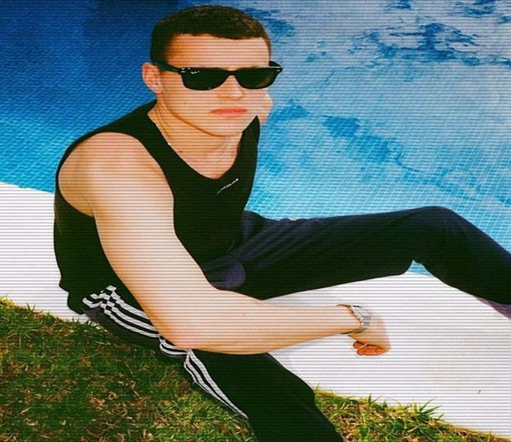 ☼.:｡☽; din față: un chip obosit; iriși mâhniți parcă de gloata dezlănțuită, o postură - Tokyo the 9th place to disembark