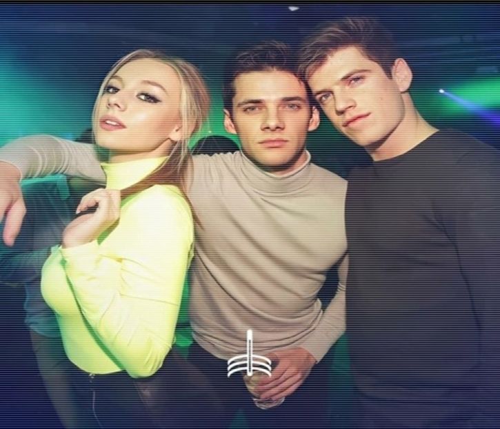 ╰　·• viselor. Acum că atenția-i era liberă să zburde din nou notează că se trezise, zâmbindu-i - Tokyo the 9th place to disembark