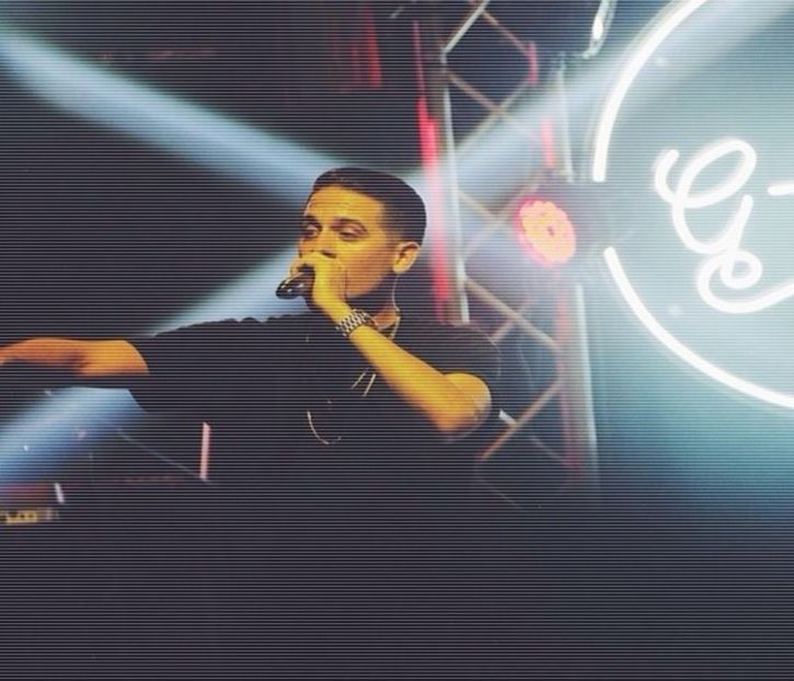 ̷͡︽.　· însă el în schimb se ridică-n picioare. Își scutură capul rapid dintr-o parte-n alta, picuri - Tokyo the 9th place to disembark