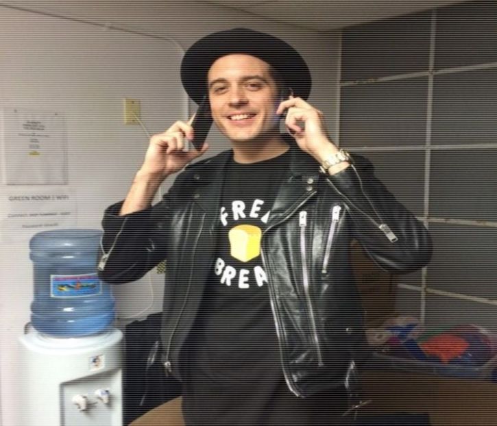 ̷͡︽.　· drept continuare la spusele lui Aron adresate lui Harold, după care o privește pe Ester. - Tokyo the 9th place to disembark