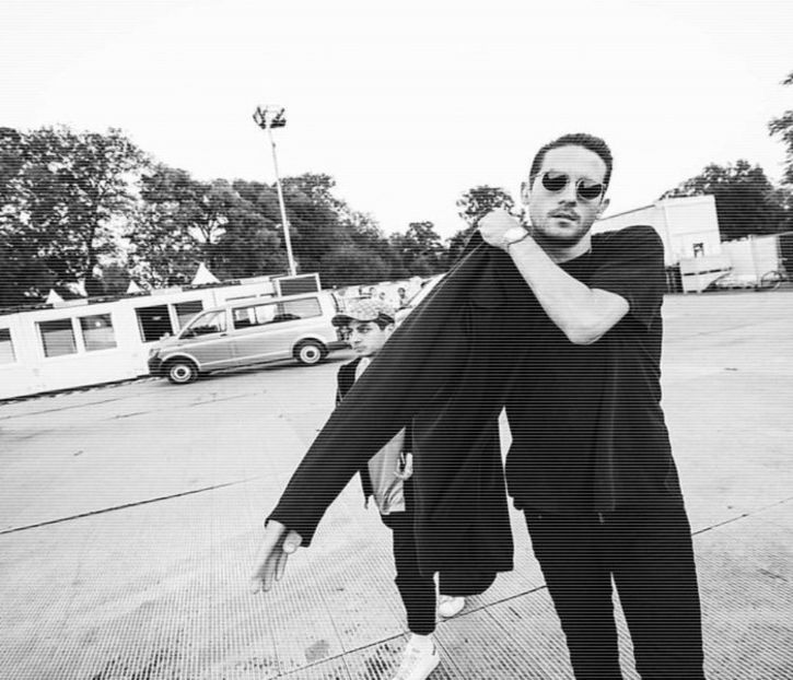 ̷͡︽.　· După bine meritata necăjire la adresa surorii sale slăbește strânsoarea din jurul ei, - Tokyo the 9th place to disembark