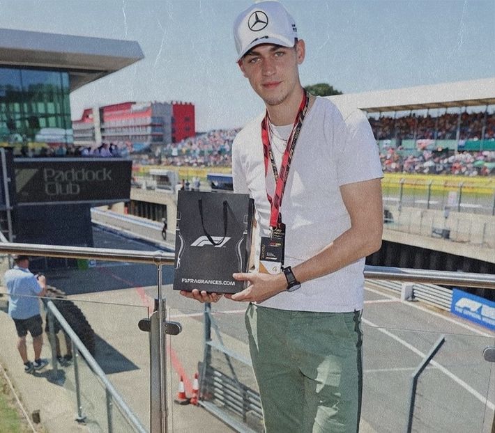 থৣĦғᴛ؟ℬᵉ̶̶ᵃ̶̶ᵘ̶̶ℛᵉ̶ᵍ̶ᵃ̶ʳ̶ᵈ͠ ༈٫ ochii, două bile rotunde în continuă rostogolire, contrastau - Tokyo the 9th place to disembark