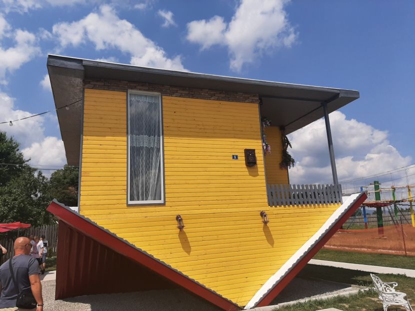  - Căsuța răsturnată