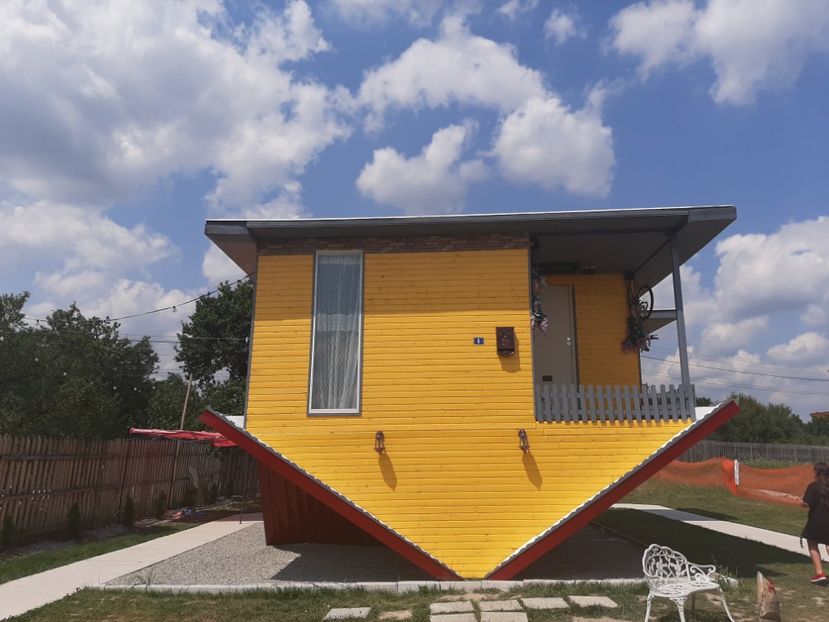  - Căsuța răsturnată