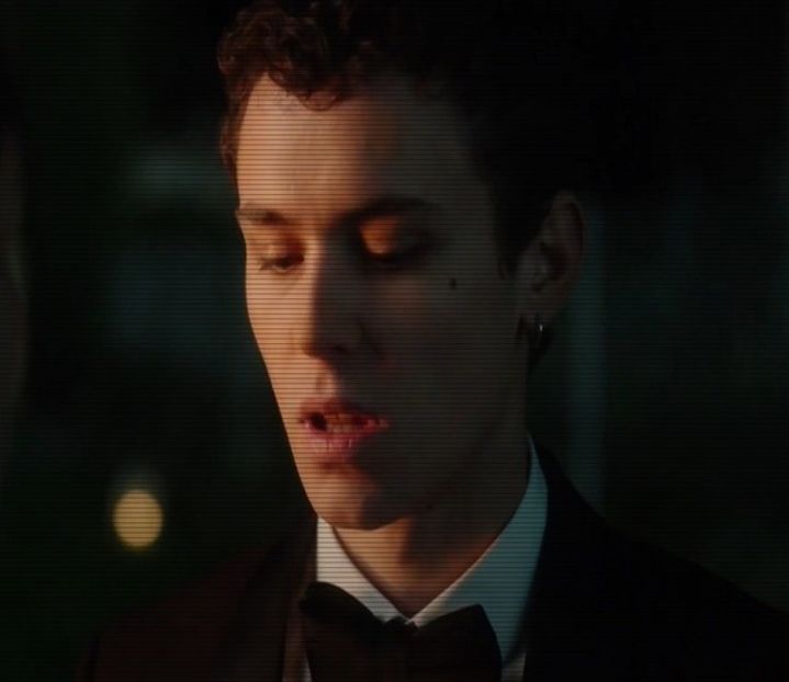 ☼.:｡☽; în acel cordon azuriu, pe obraji îi apăru o culoare purpurie. Se înroșise la - Tokyo the 9th place to disembark