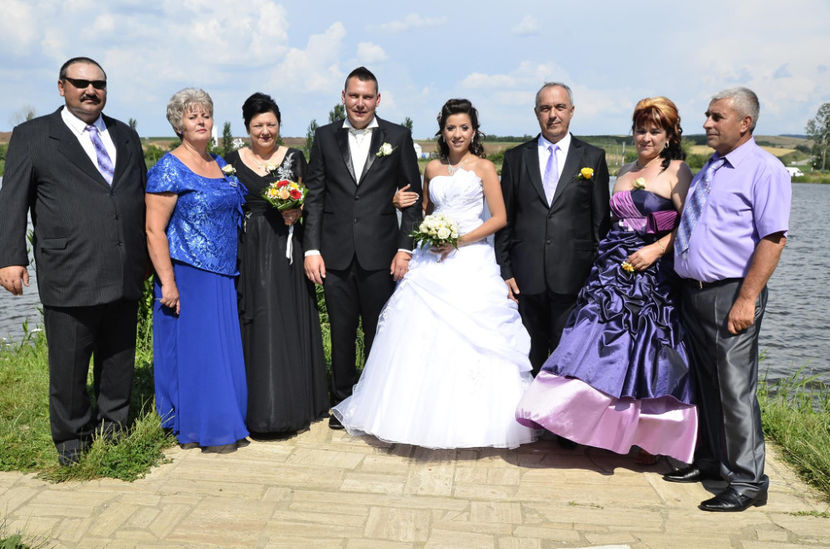 1102398_367433266719371_1957069339_o - Contact