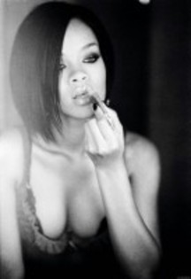 rihanna cantereata grozava (17) - rihanna