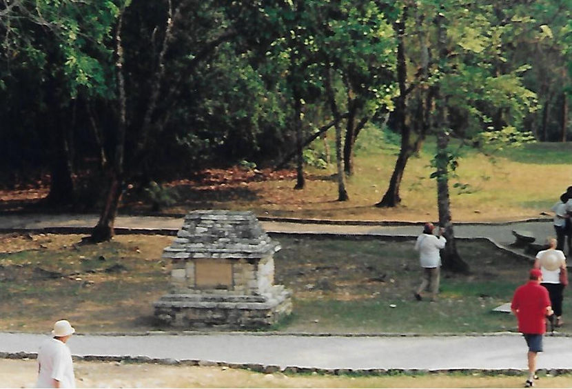 Monumentul arheologului Albert Ruz LHuillier - Mexic