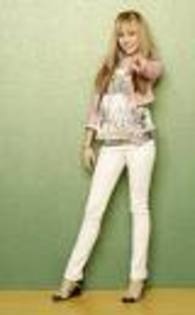 ai323850n1067364 - selena gomez sau hannah montana