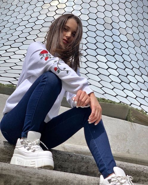 15acf670928a4c03995bbbe7b023c6d7 - Este Cineva Online? Dacă da Intră