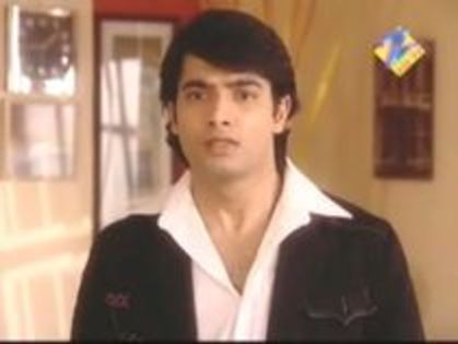 Sagar trece peste linia trasa de Vidya - Sharad Malhotra