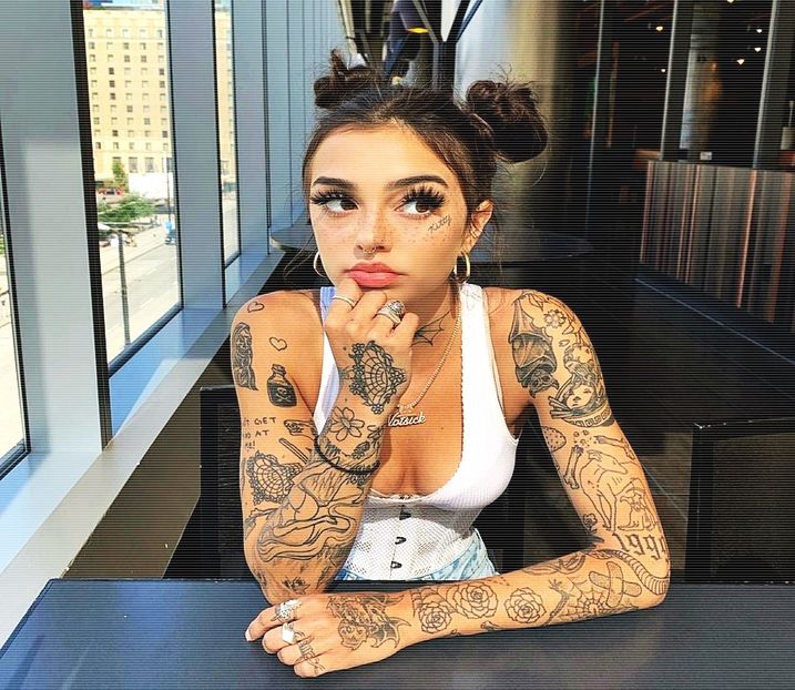 ━ Se așează mai bine în poala Maleshei și își sprijină capul de umărul ei. ❞Ce onoare! Ce - 01 make my plans with u my love