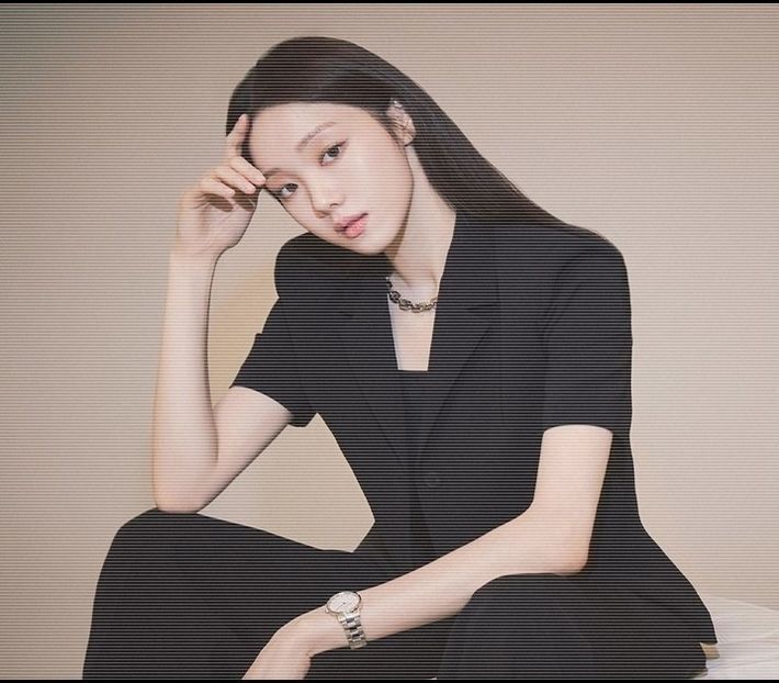 ─ atenția îi este captată de Kai ce tocmai căzuse cu fața în jos, ascunzându-se cu fața în palmă - 01 make my plans with u my love