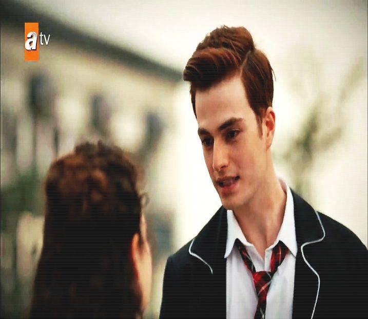 ━ Atenția îi este captată de Mal și Manon, fiind unele dintre cele mai bine prietene ale lui. - 01 make my plans with u my love