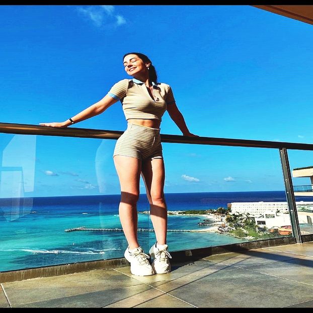 ━ Desface unul dintre trolerele ei lăsând la vedere o artilerie de sticle de diferite tării. ❞Eu - 01 make my plans with u my love