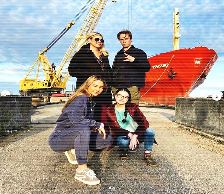 ━ Petrecerea nu prea o tenta pe Morgan, așa că se retrage în cabana ei. - 01 make my plans with u my love