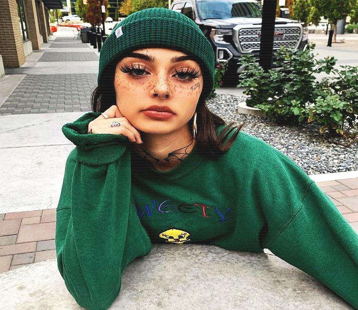 ━ Îi zâmbește Maleshei și pleacă spre cabana ei chicotind. - 01 make my plans with u my love