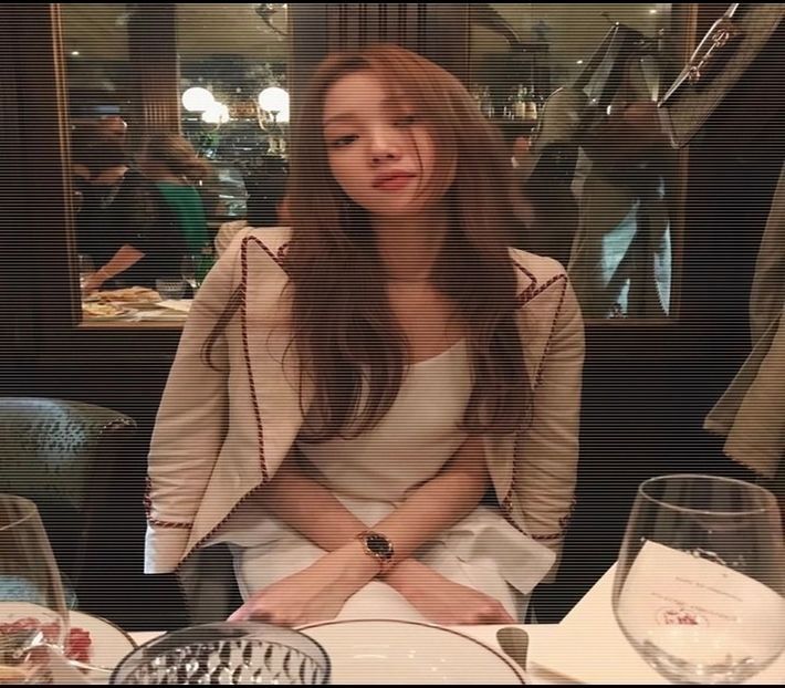 ─ Apucă ambele geamantane și se îndreaptă spre cabana unde avea să locuiască. - 01 make my plans with u my love