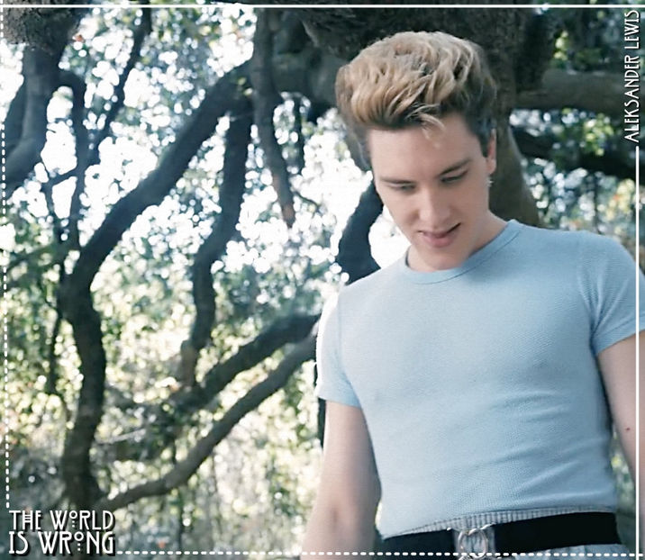 ✧ iese la scurt timp aprinzându-și o țigară, se plimbă prin împrejurimi analizând curios - 01 make my plans with u my love