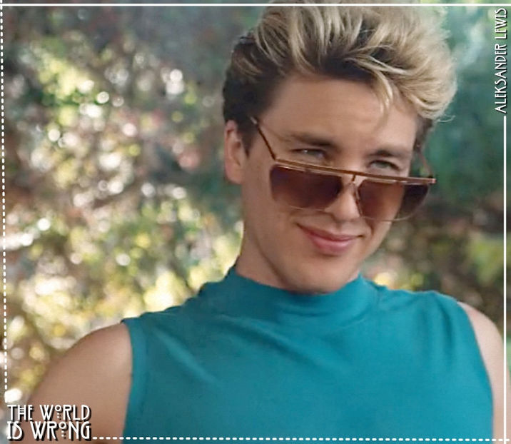 ✧ se uită curios când aude mișcare, ridicând mâna liberă spre fetele ce tocmai ieșiseră - 01 make my plans with u my love