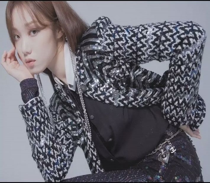 ─ Începe să râdă când Aleksander aduce vorba de ciocolată de caldă, privindu-l apoi amuzată. "Pe cal - 01 make my plans with u my love