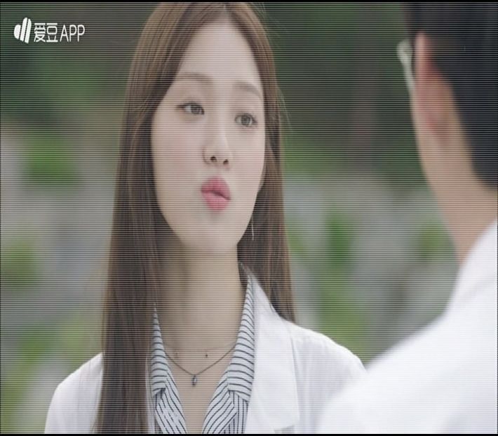 ─ "Chiar sunt curioasă cum va decurge petrecerea, probabil vom bea apă din lac." Râde ușor, privind - 01 make my plans with u my love