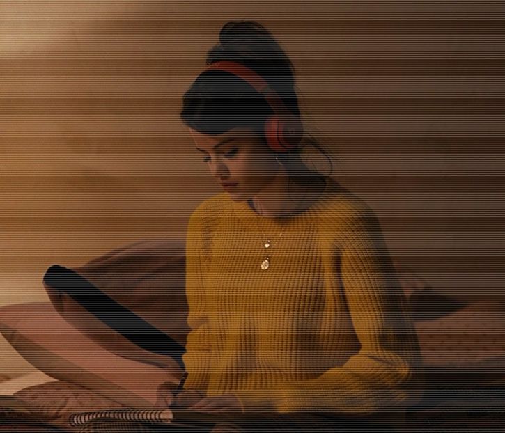 — şi le coboară de pe urechi la baza gâtului. Îşi înalţă în consecinţă o sprânceană, iar după - 01 make my plans with u my love