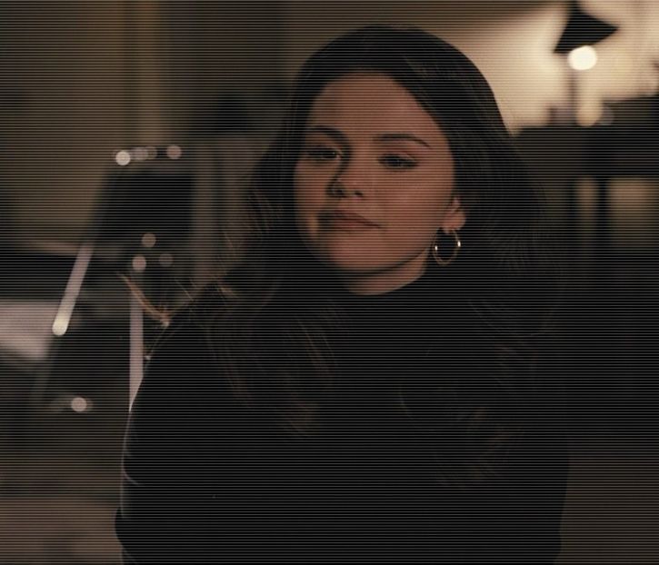 — Deşi aruncă din nou o privire consolei, prin colţul ochilor priveşte în sus, spre acesta, în - 01 make my plans with u my love