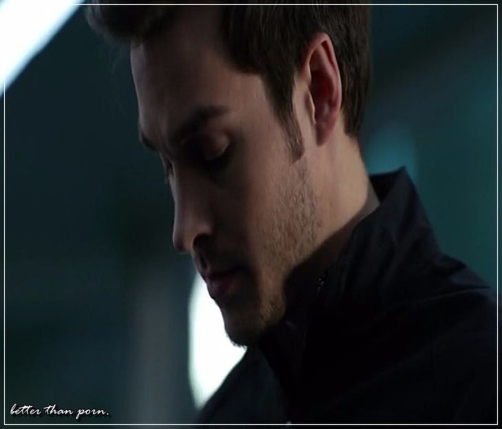 În prima parte a frazei rânjește cu subînțeles după care se strâmbă înfiorat, fiind un - 01 make my plans with u my love