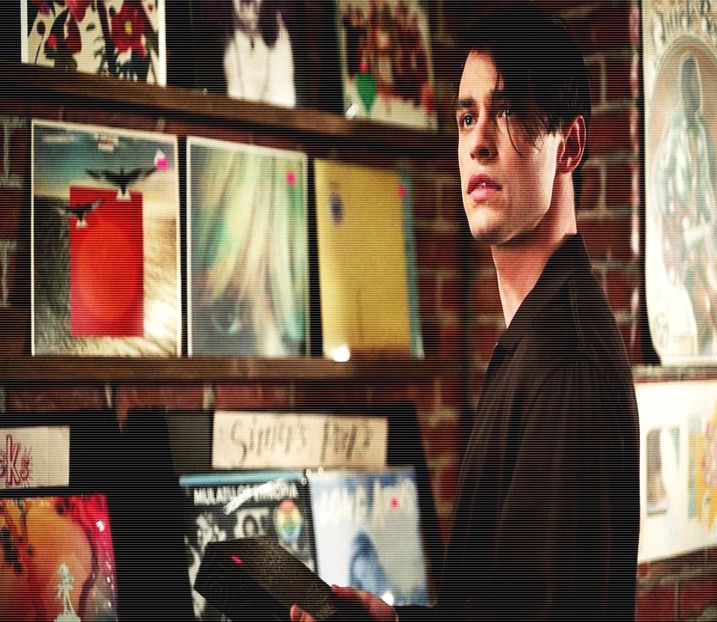 ━ O observă pe Esther cum mânca un baton de ciocolată și se apropie de ea, ridicând punga - 01 make my plans with u my love