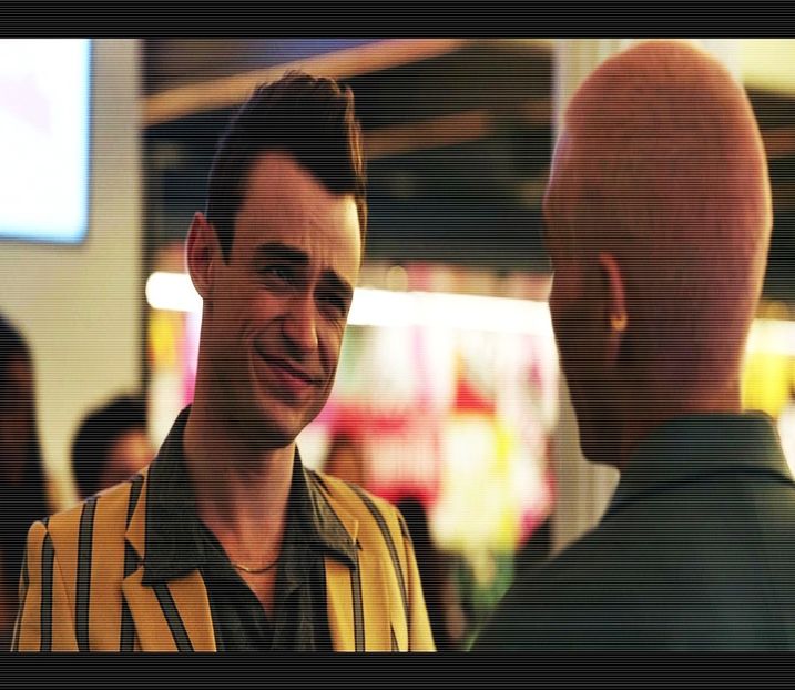 ━ Zâmbește când acceptă ideea de a împărți mâncarea cu el și îi face semn spre butucii - 01 make my plans with u my love