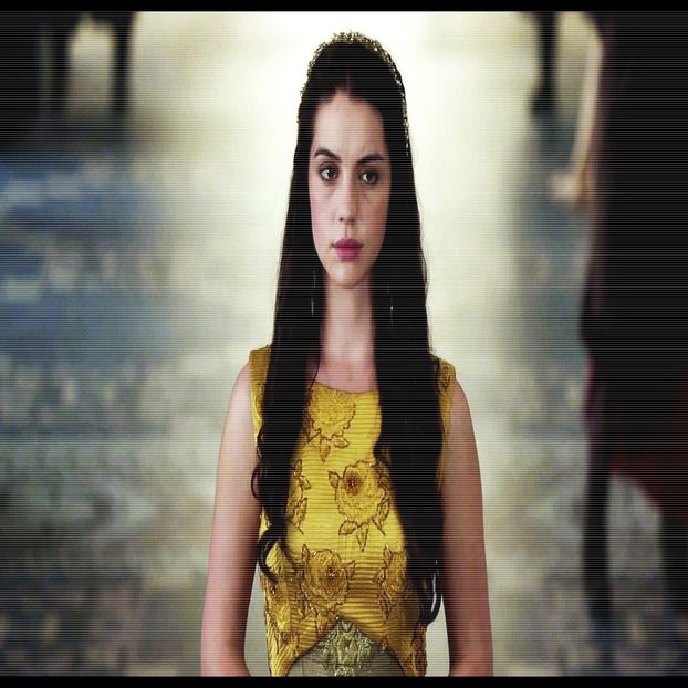 — Cum pleacă Chris din cameră, aceasta răsuflă liniștită și își ia schimburile și se duce - you gave me a new life here 07