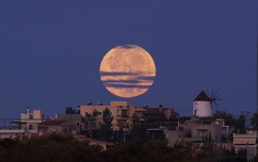 Luna plina in Pesti - Grecia - Luna - Soarele si norii - 2