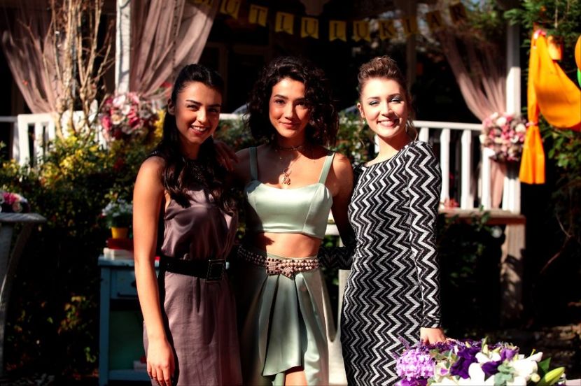 Ayda, Selin, Merve - Her yerde sen