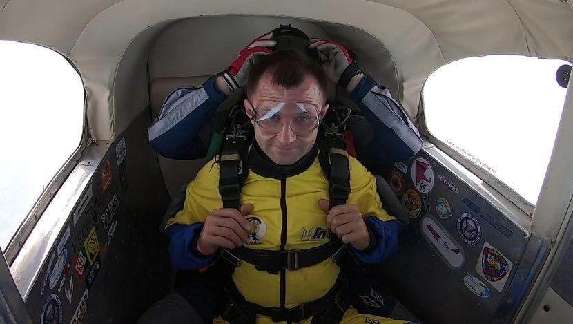 GH019649 01 - skydive